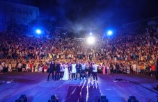 lyubo-kirov-vdigna-kraka-publikata-399.jpg