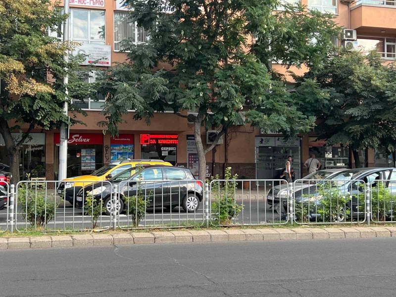 Такси и друга кола се удариха в центъра на Пловдив, стана задръстване