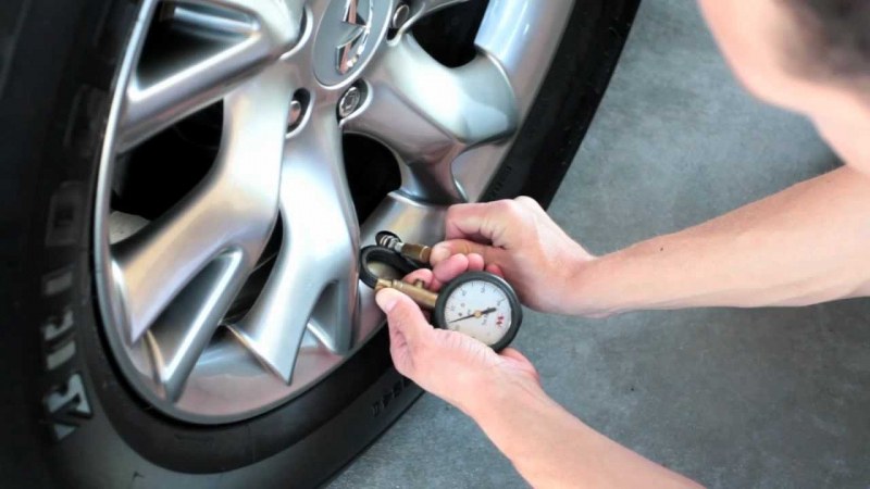 Как да проверим налягането в гумите, ако нямаме манометър под ръка