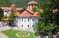 Бачковският манастир се готви за храмовия празник, осигуряват допълнителни паркоместа