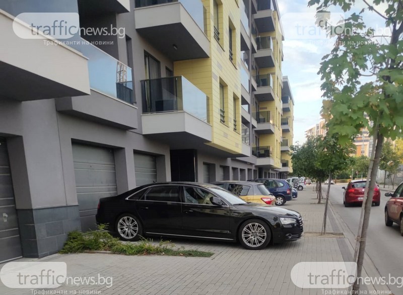 Пловдивчани си присвоиха тротоар в Смирненски, превърнаха го в паркинг