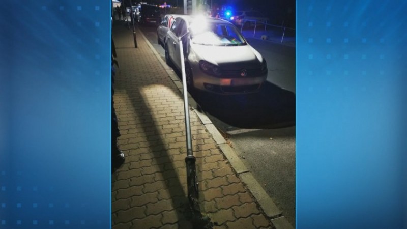Уличен стълб потроши пловдивска кола в Поморие
