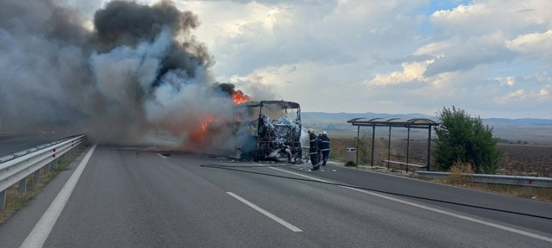 Пътнически автобус се запали на АМ „Тракия“