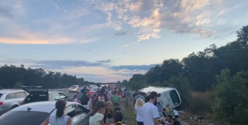 Възстановено е движението на АМ “Тракия“ в района на автобусната катастрофа