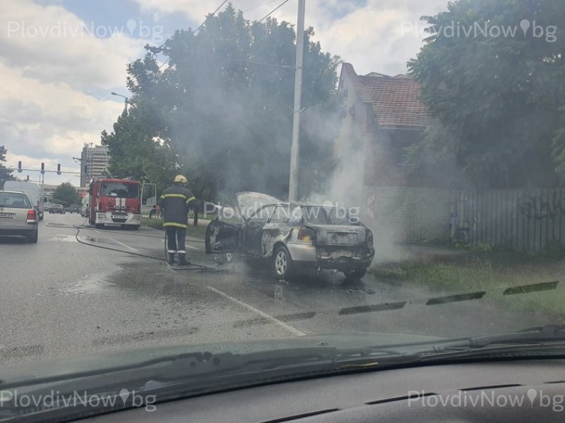 Кола пламна в Карлово по време на движение
