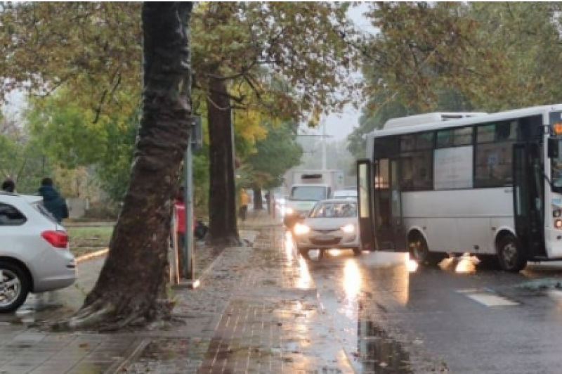 Кола отне предимство и удари автобус в Пловдив, има пострадали