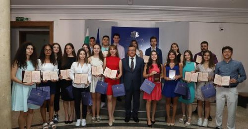 Зрелостници от Математическата в Пловдив получиха национални дипломи за отличен успех