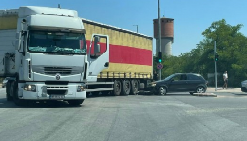 Тир и кола се удариха в Пловдив