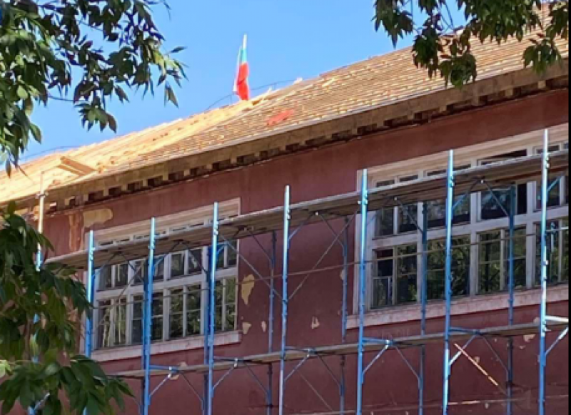 Издигнаха трибагреника на училището в Ново село, ремонтът върви усилено
