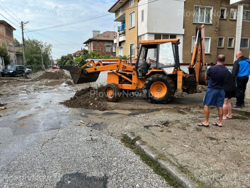 И аварийни екипи от София заминаха да помагат в Карлово
