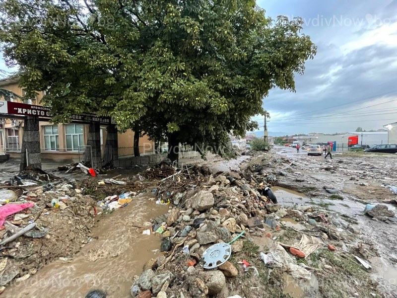 Карлово осъмна опустошено и с нов проливен дъжд