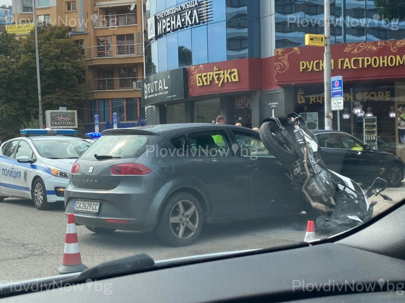 Кола отне предимство и помете моторист в центъра на Пловдив