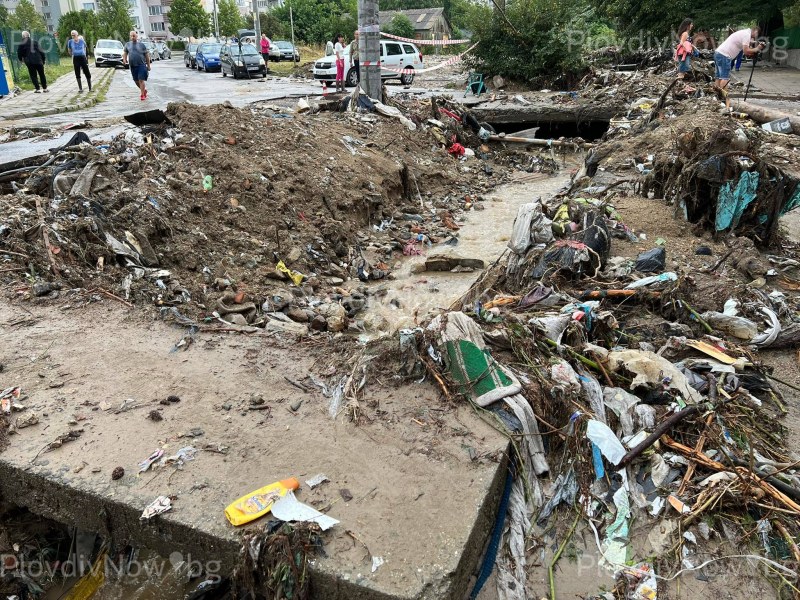Комисия описва пораженията в Карлово, пристигна и екип на БЧК от Пловдив
