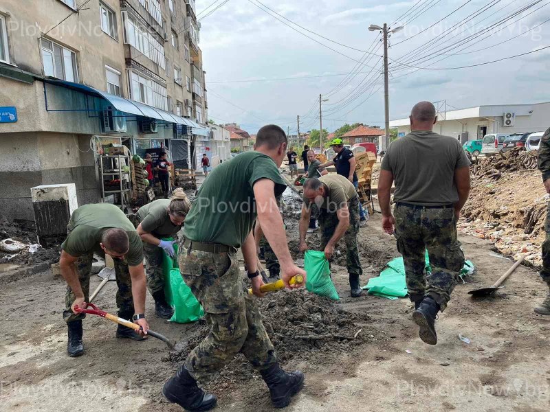 Военнослужещи от Карловската бригада помагат за справяне с щетите от потопа