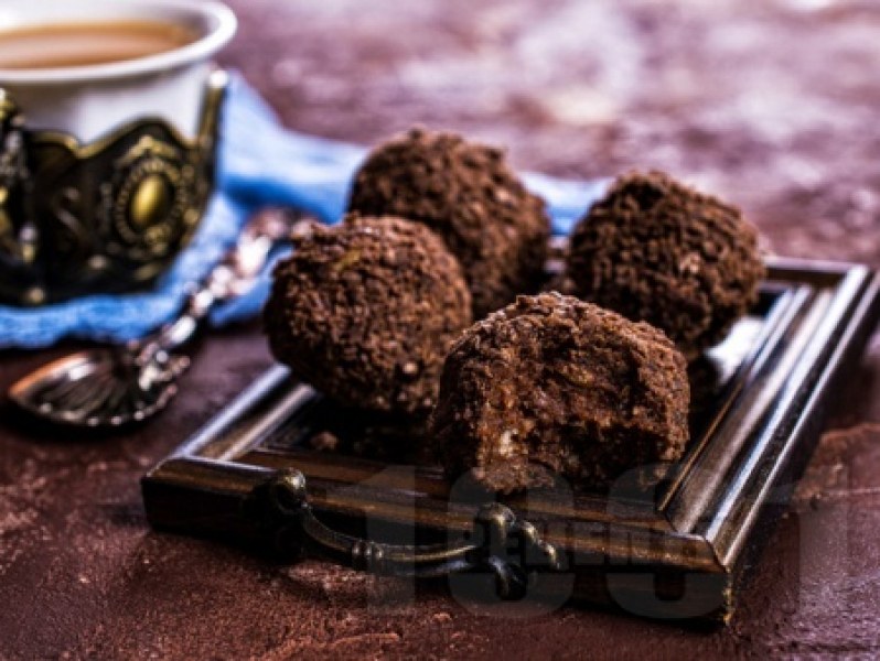 Бонбони със сини сливи, шоколад, орехи и коняк - фин вкус за всякакви поводи Бонбони със сини сливи, шоколад, орехи и коняк - фин вкус за всякакви поводи