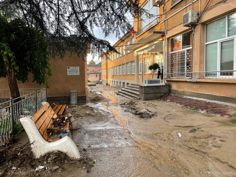 Гимназията по жп транспорт в Карлово отново бедства заради дъжда