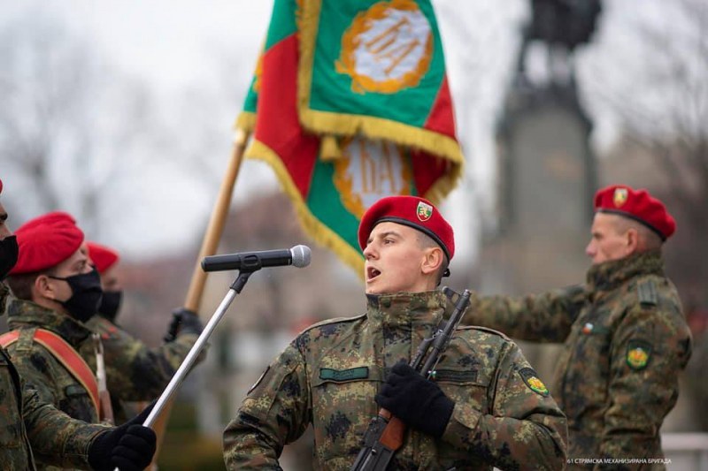 Нови военнослужещи на Карловската бригада полагат клетва пред паметника на Вазов в Сопот