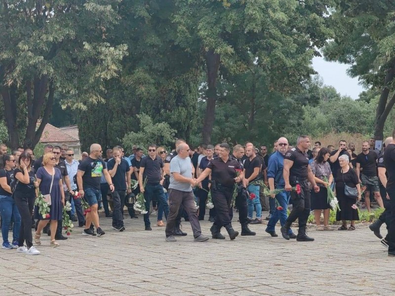 С вой на полицейски сирени изпратиха загиналите полицаи в последния им път