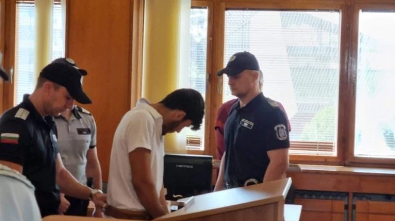 15-годишният Омар, шофирал автобуса убиец, остава в ареста