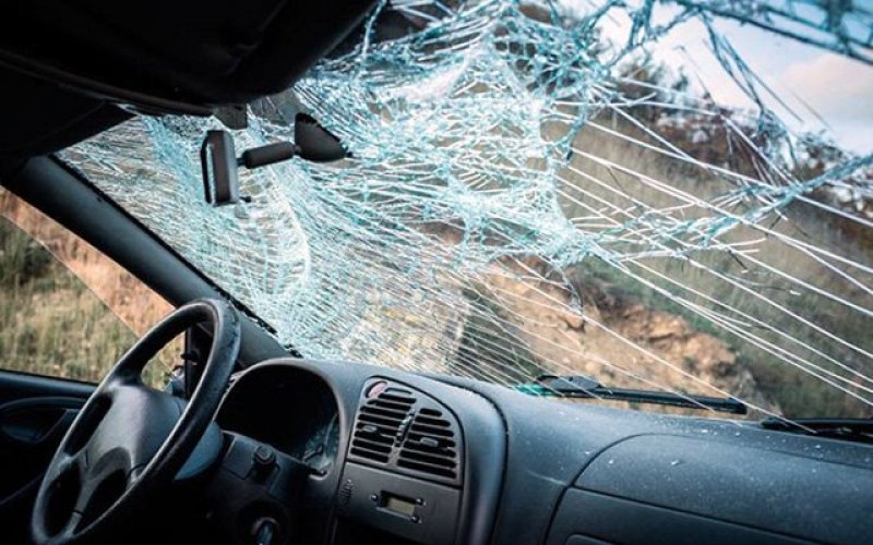 Шофьор потроши колата на семейство в Първомайско и избяга