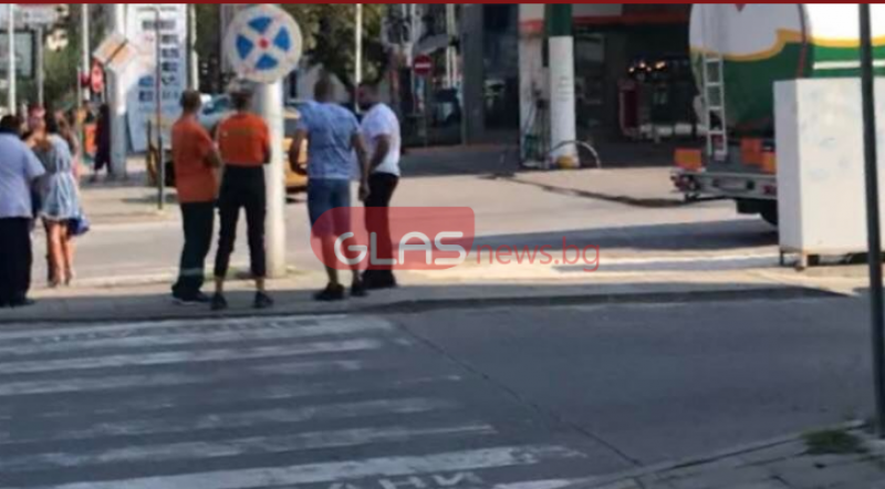 Шофьорка блъсна мъж в Пловдив, той се озова на капака