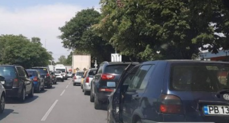 Тир блокира движението на кръгово кръстовище в Пловдив