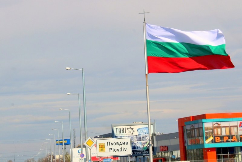 400 нови знамена монтираха в Пловдив за наближаващия празник