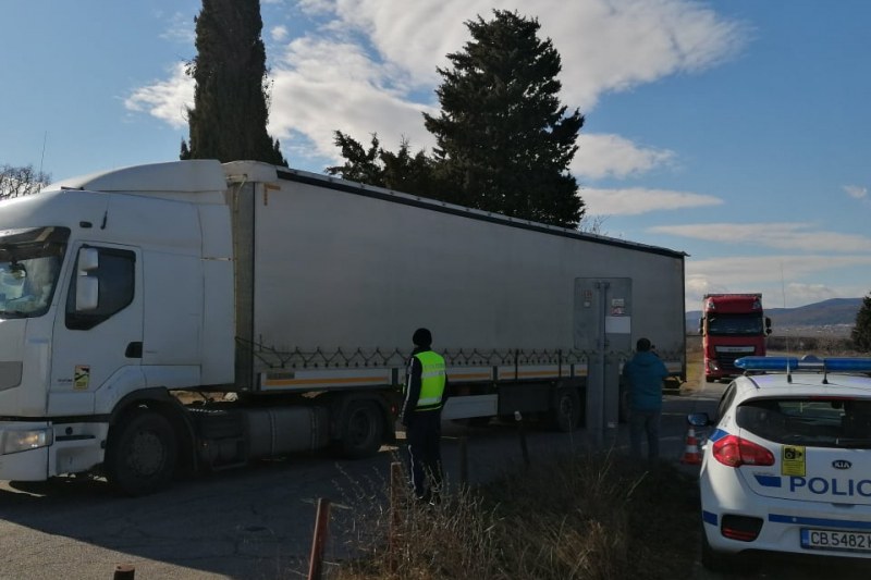 Тече нова акция по пътищата, проверяват товарните камиони