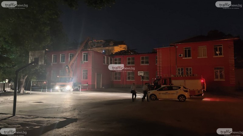 Пожарникари правиха оглед по тъмно на покрива на ОУ„Душо Хаджидеков” след пожара