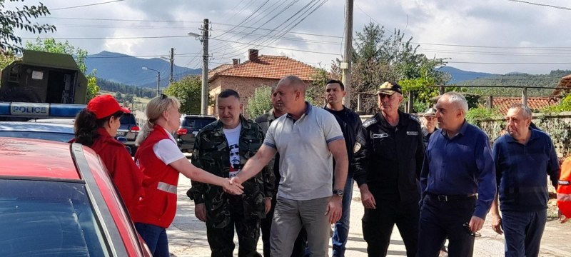 Доброволци от БЧК помагат на пострадалите в Карловско