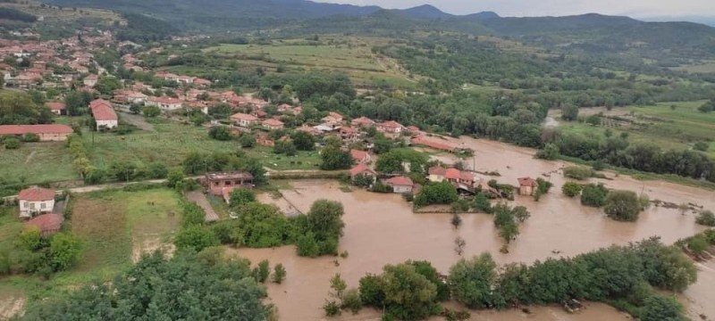 Водолази и военни се включват в спасителната акция в Каравелово