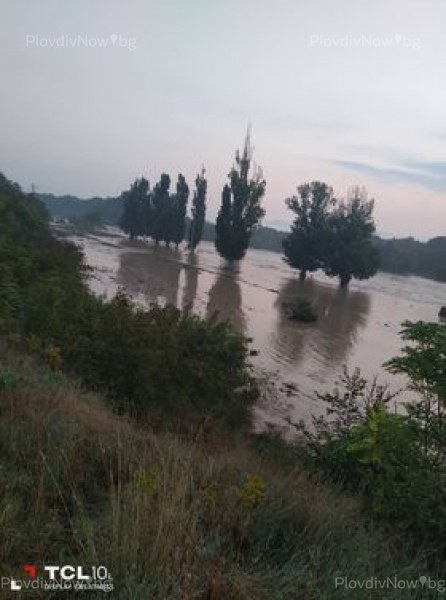 Жителка на Чернозем: Реката подкопава основите на моста, помощ не идва отникъде