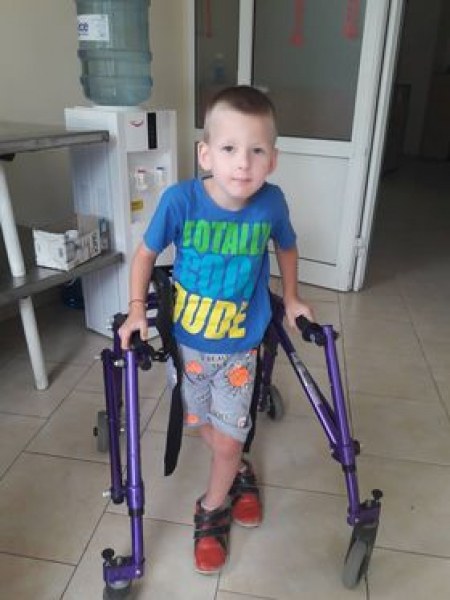 5-годишният Мерт се бори с церебрална парализа, има нужда от скъпо лечение