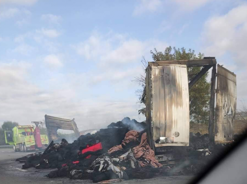 Камион изгоря на магистралата край Белозем