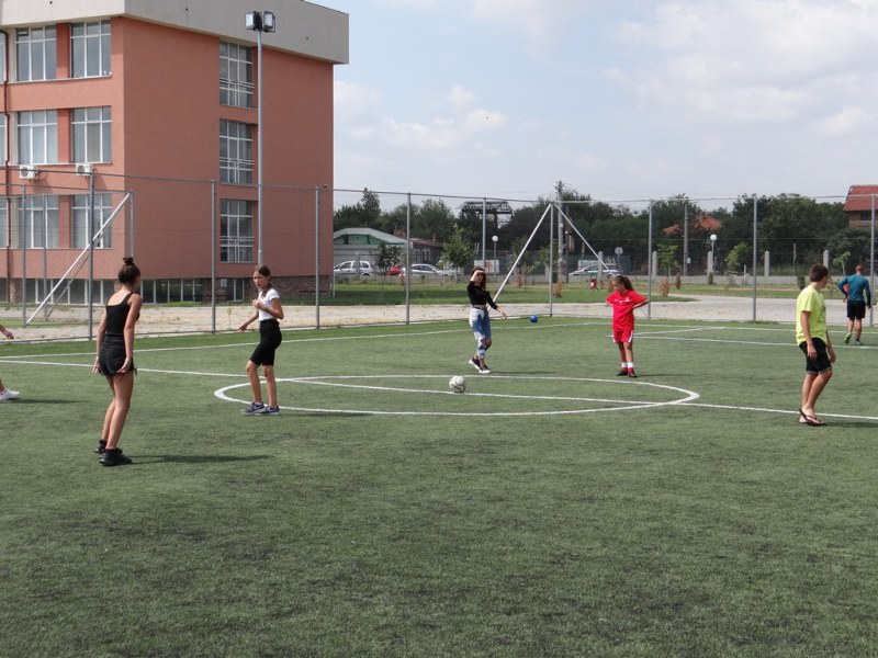 Детски футболен турнир за празника на Съединение, включиха се и момичета