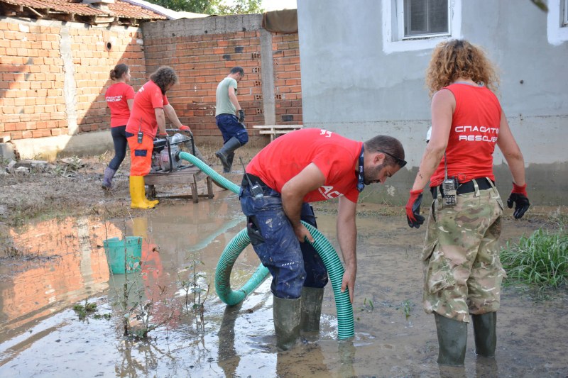 Доброволци от Пловдив помагат на пострадалите села в Карловско