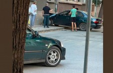 Шофьор не спря на “Стоп“ и се заби в жилищна сграда в Пловдив