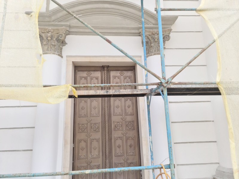 Фасадата на Католическата катедрала „Св. Лудвик” възвръща автентичния си вид