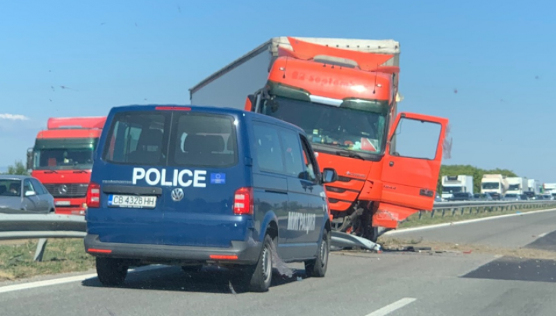 Нова катастрофа на АМ “Тракия“, камион се заби в мантинела
