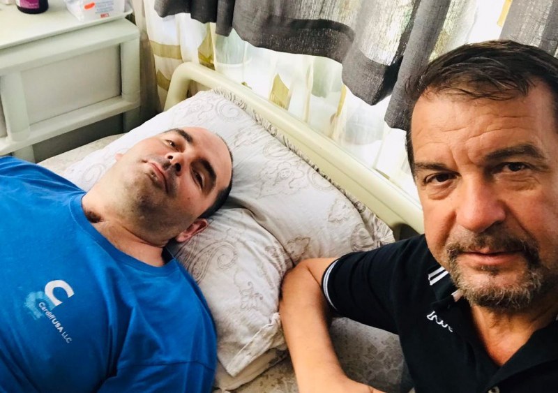 Млад баща има нужда от помощ, за да види как растат децата му