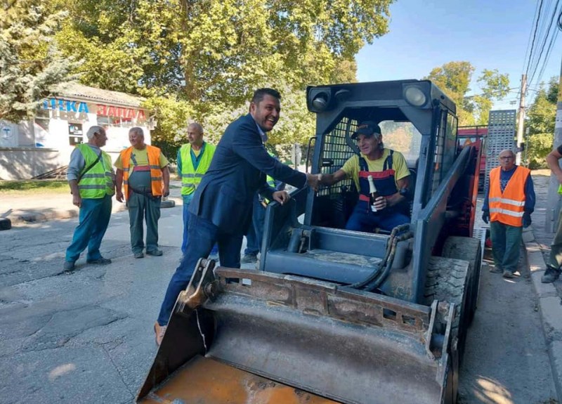 Кметът на “Родопи“ даде старт на ремонта на улица в Златитрап