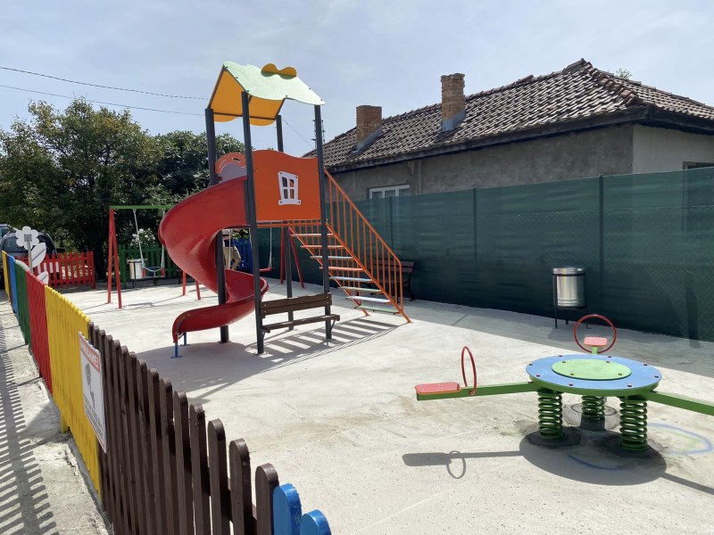 Нова детска площадка ще радва децата в Стамболийски