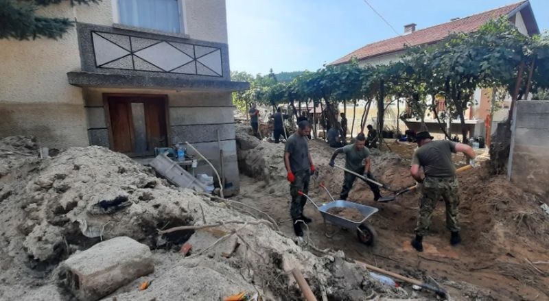Военни чистят на ръка стотици тонове тиня в Карловско