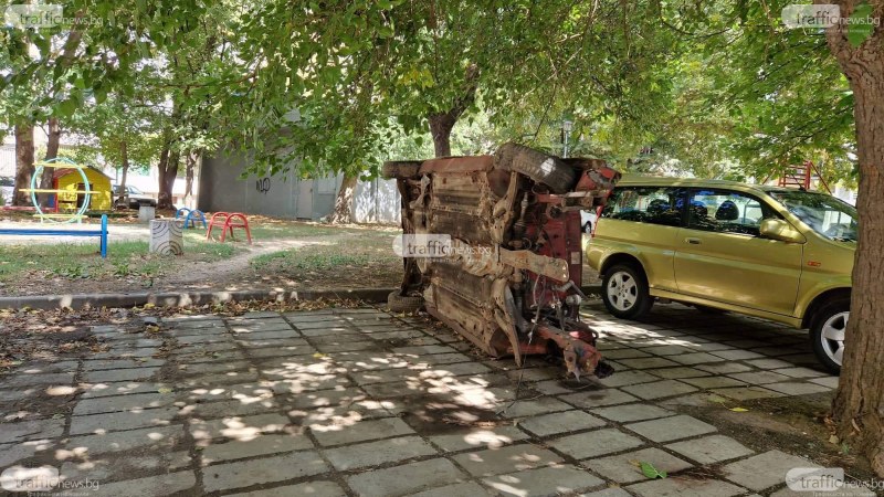 Изгнил автомобил до детска площадка притеснява родители в Кършияка
