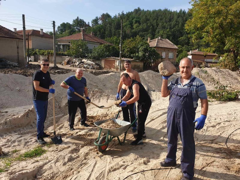 310 доброволци се включиха в почистването на Каравелово и Богдан