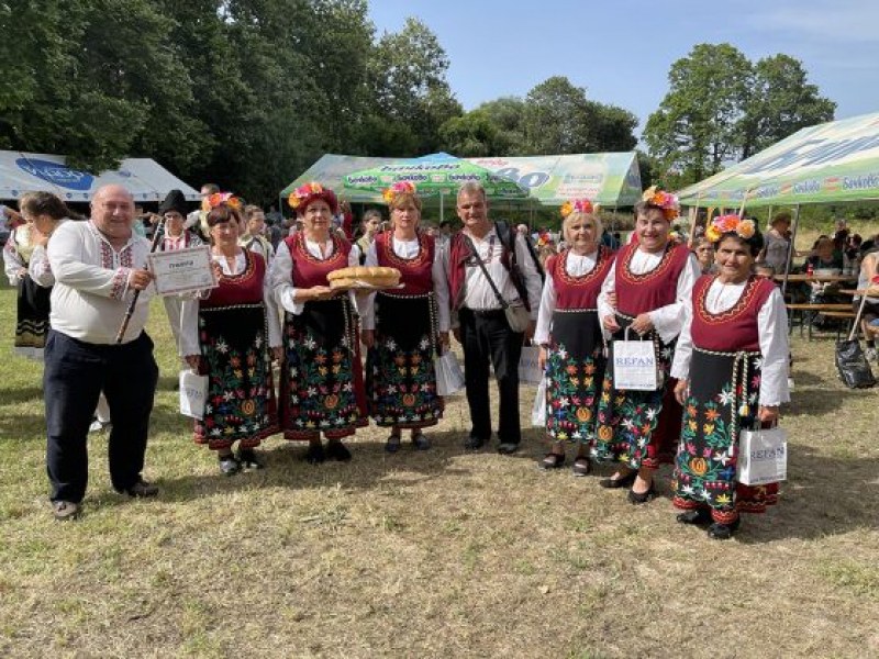 Самодейци и фолклорни групи се надпяват на фестивал „Чинарова гора“ в Белащица