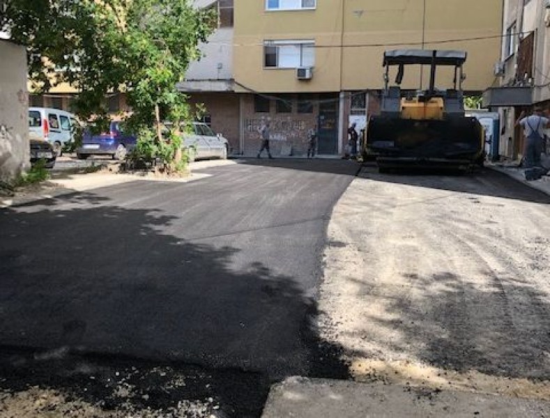 Реновираха междублоково пространство на бул. „Източен“, асфалтират улица