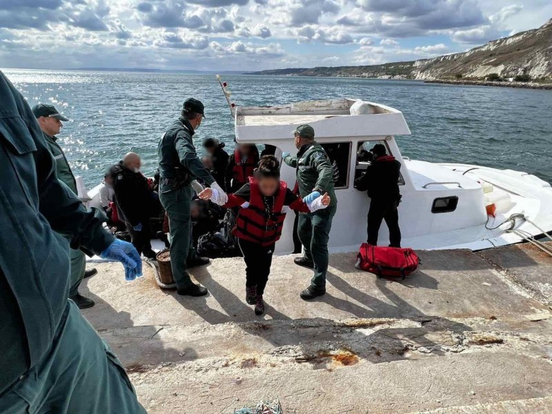 Спасиха 38 мигранти, сред тях деца и бебе, в Черно море