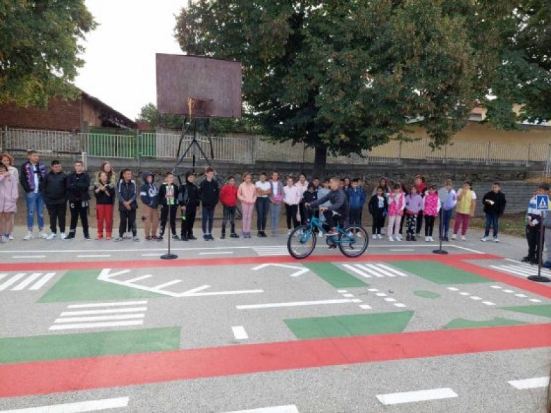 Децата от “Родопи“ отбелязаха Ден без загинали на пътя с игри и каране на велосипеди