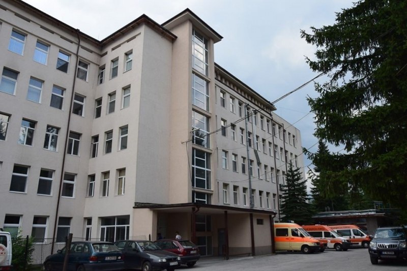 Млад пловдивчанин падна от висок етаж на болница, борят се за живота му
